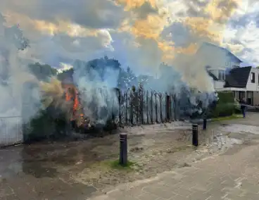 Bewoners blussen met tuinslang