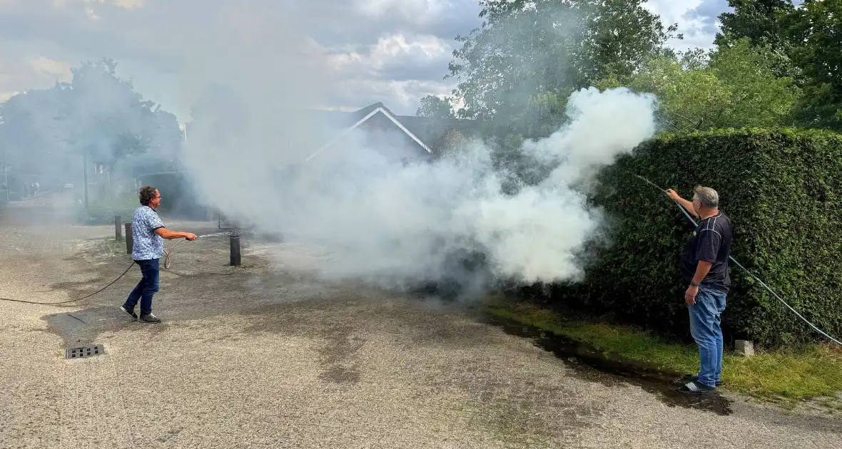 Bewoners blussen met tuinslang - Foto 3