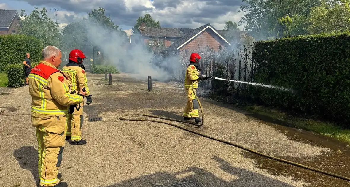 Bewoners blussen met tuinslang - Foto 4