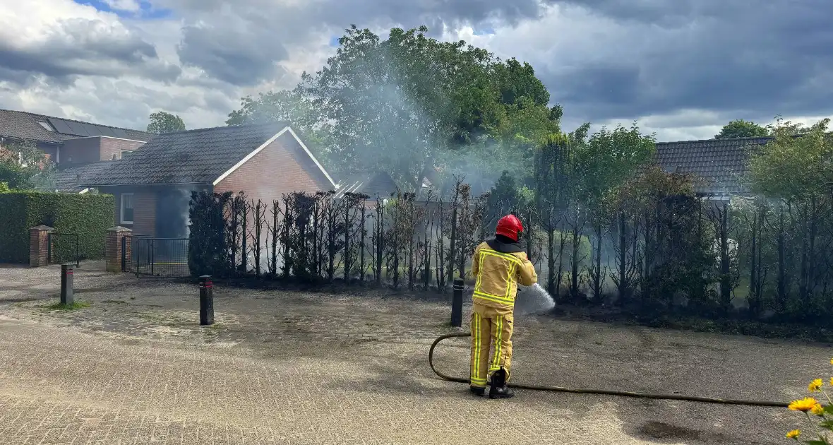 Bewoners blussen met tuinslang - Foto 6