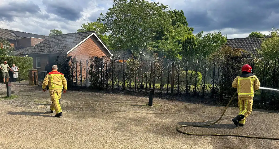 Bewoners blussen met tuinslang - Foto 7