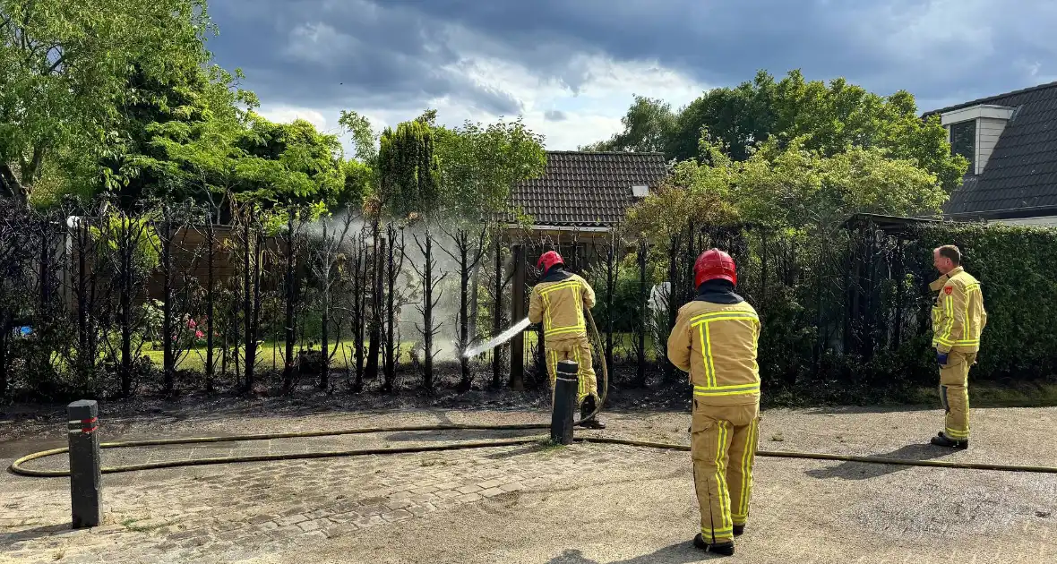 Bewoners blussen met tuinslang - Foto 8