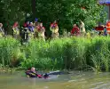 Hulpdiensten in actie na auto te water