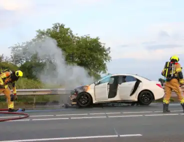 Personenauto al rijdend in brand