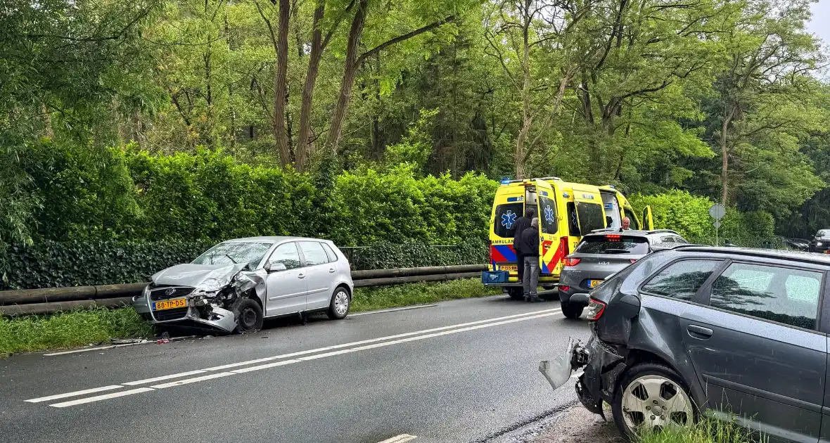 Bestuurder klapt op afslaande auto