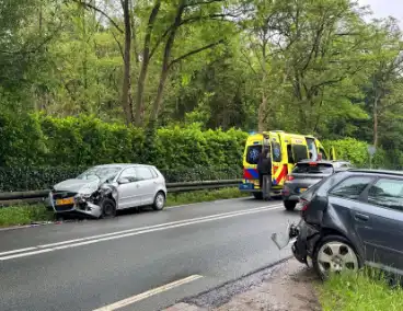 Bestuurder klapt op afslaande auto