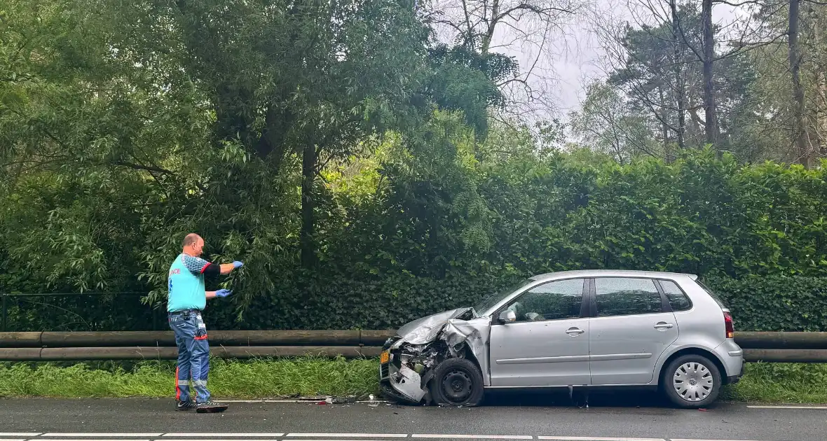 Bestuurder klapt op afslaande auto - Foto 2