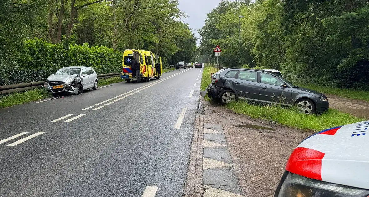 Bestuurder klapt op afslaande auto - Foto 3