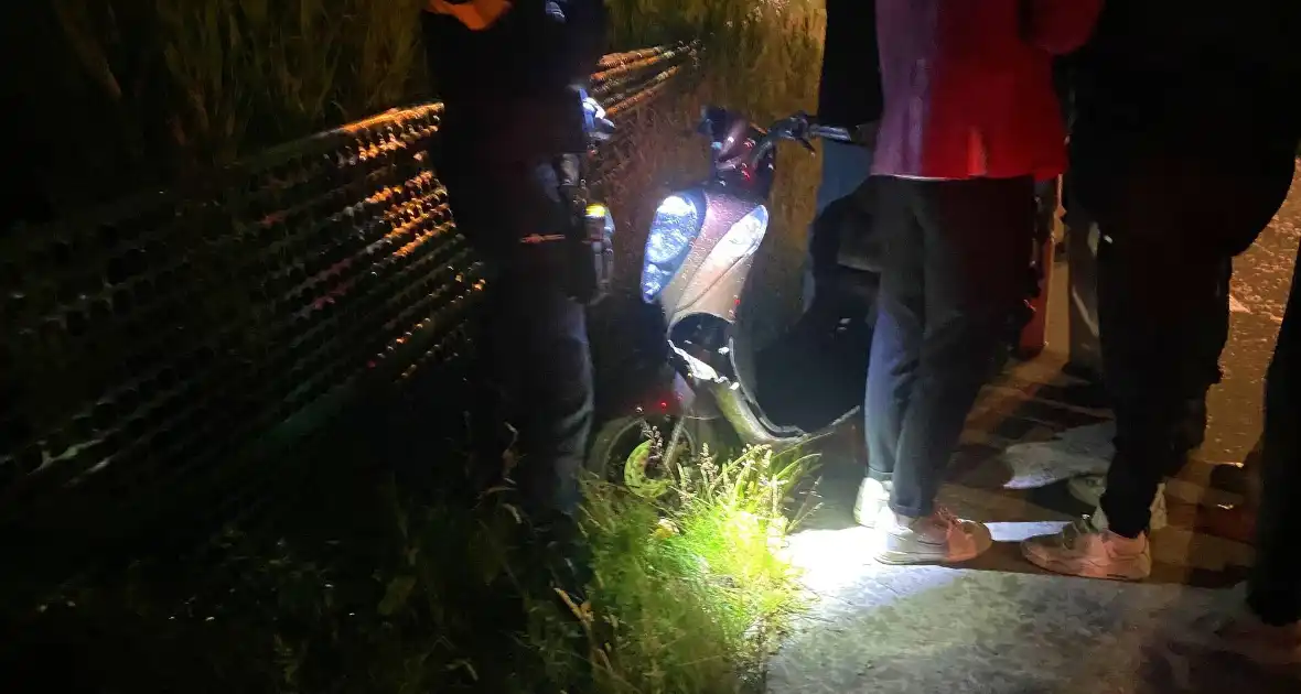 Scooterrijder aangehouden na aanrijding - Foto 1