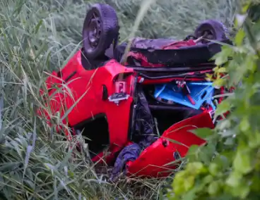 Auto te water langs de snelweg