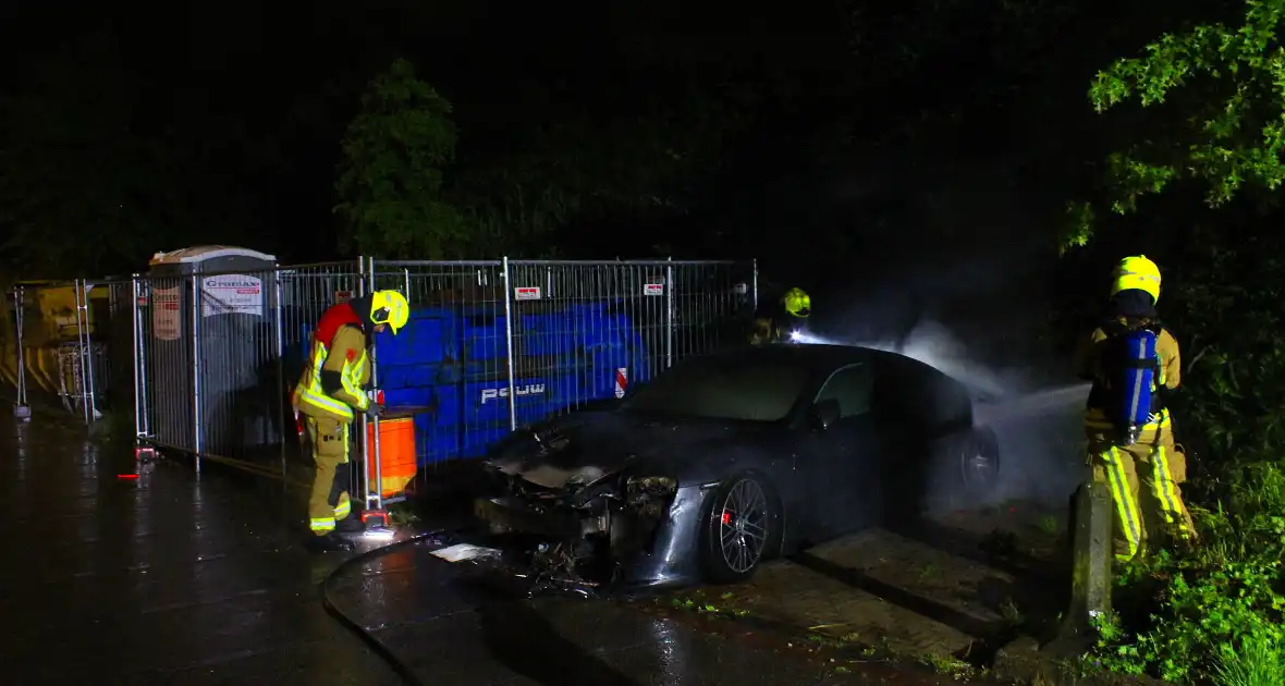 Geparkeerde auto brandt uit in nachtelijke uren