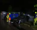 Geparkeerde auto brandt uit in nachtelijke uren