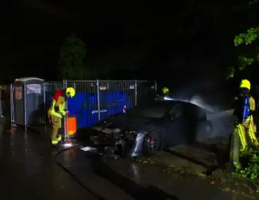 Geparkeerde auto brandt uit in nachtelijke uren