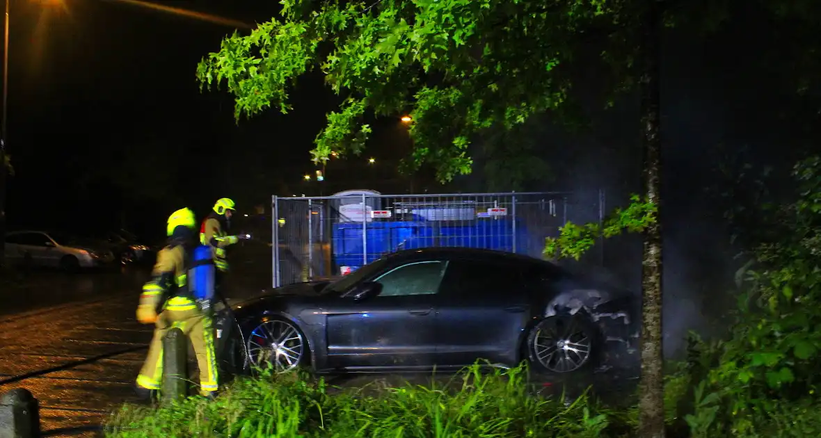 Geparkeerde auto brandt uit in nachtelijke uren - Foto 1