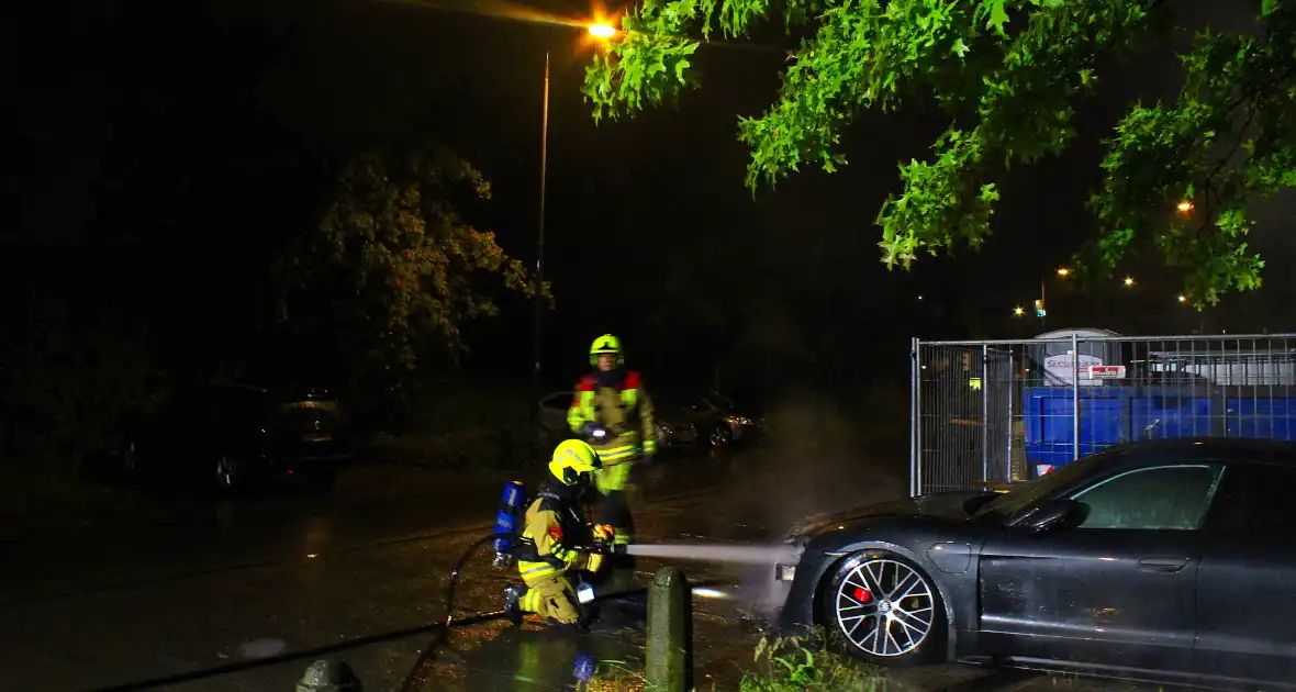 Geparkeerde auto brandt uit in nachtelijke uren - Foto 2