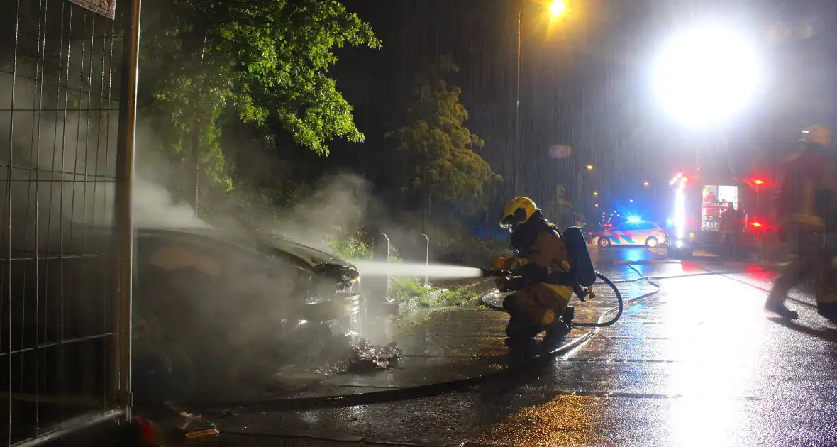 Geparkeerde auto brandt uit in nachtelijke uren - Foto 3