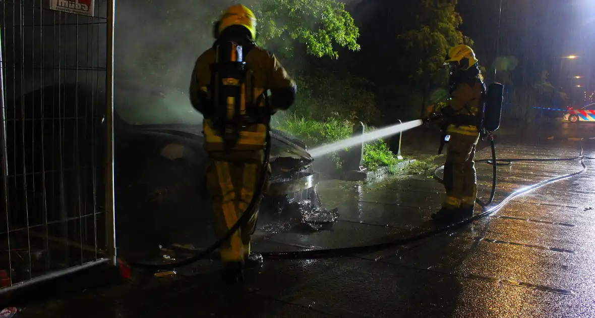 Geparkeerde auto brandt uit in nachtelijke uren - Foto 4