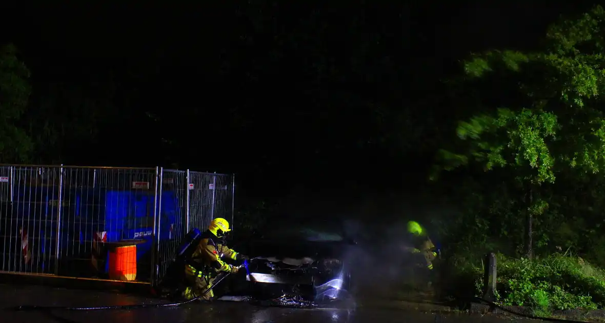 Geparkeerde auto brandt uit in nachtelijke uren - Foto 5