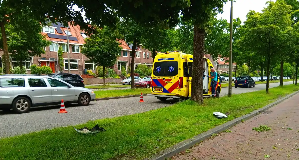Bestelauto botst frontaal op boom - Foto 2