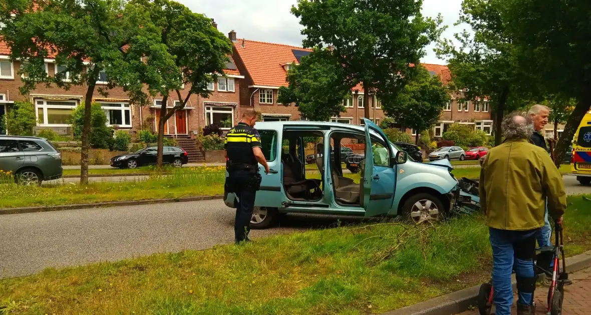 Bestelauto botst frontaal op boom - Foto 3