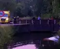 Auto belandt in het water na botsing