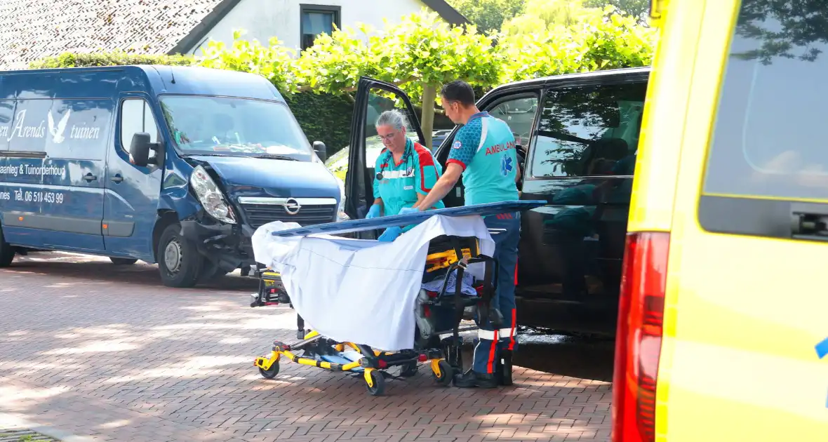 Busje botst op geparkeerde auto: twee gewonden