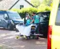 Busje botst op geparkeerde auto: twee gewonden