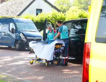Busje botst op geparkeerde auto: twee gewonden