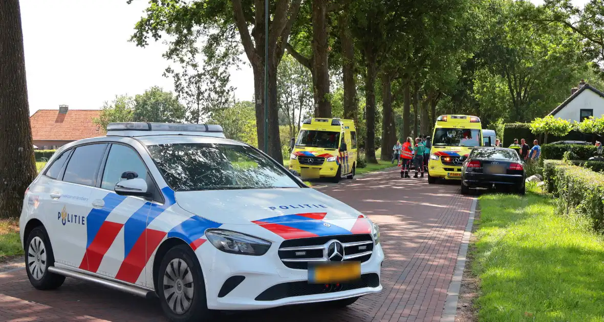 Busje botst op geparkeerde auto: twee gewonden - Foto 1