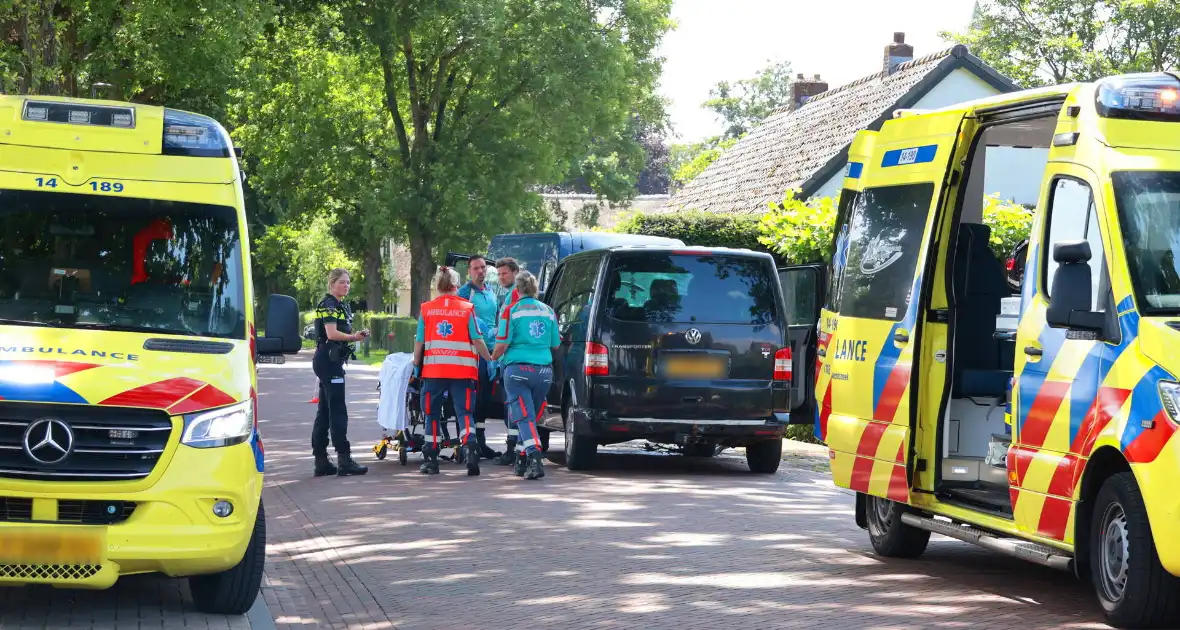 Busje botst op geparkeerde auto: twee gewonden - Foto 2