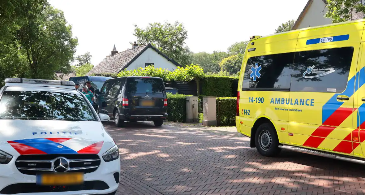 Busje botst op geparkeerde auto: twee gewonden - Foto 4