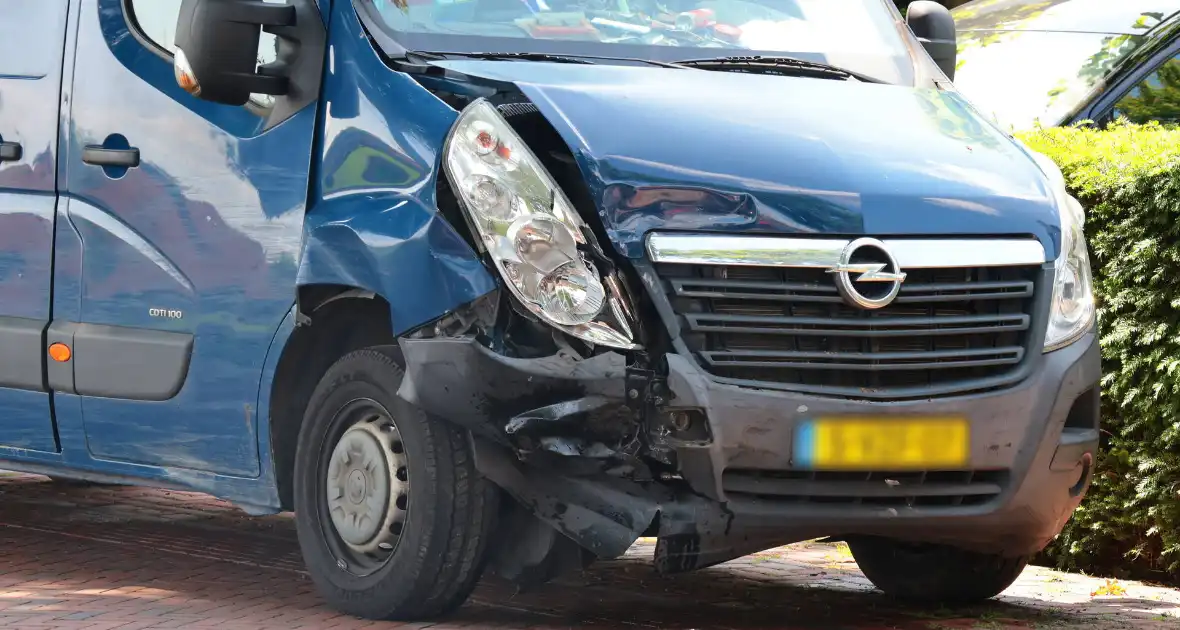 Busje botst op geparkeerde auto: twee gewonden - Foto 5