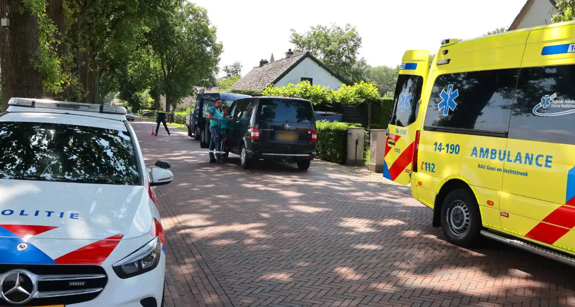 Busje botst op geparkeerde auto: twee gewonden - Foto 6