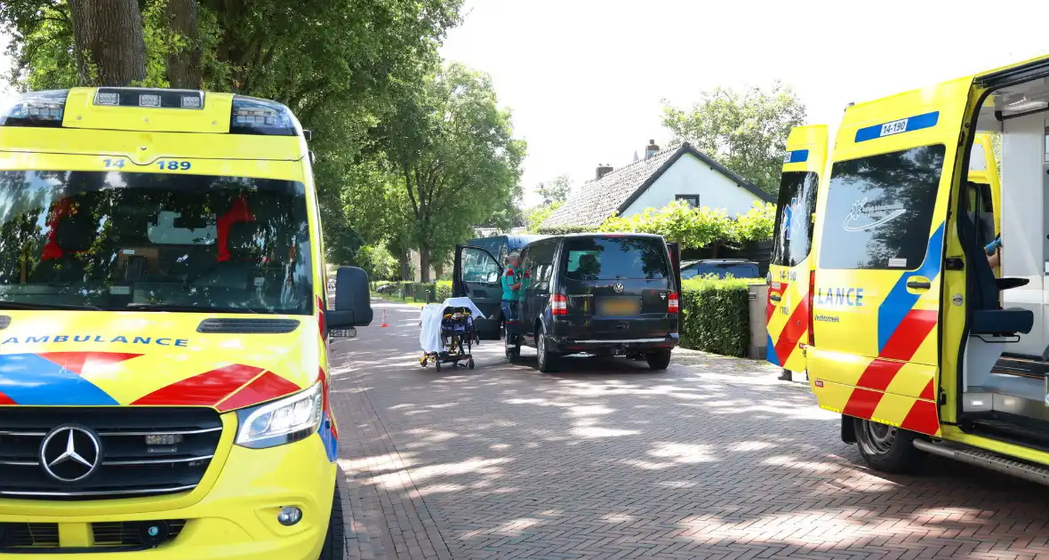 Busje botst op geparkeerde auto: twee gewonden - Foto 7