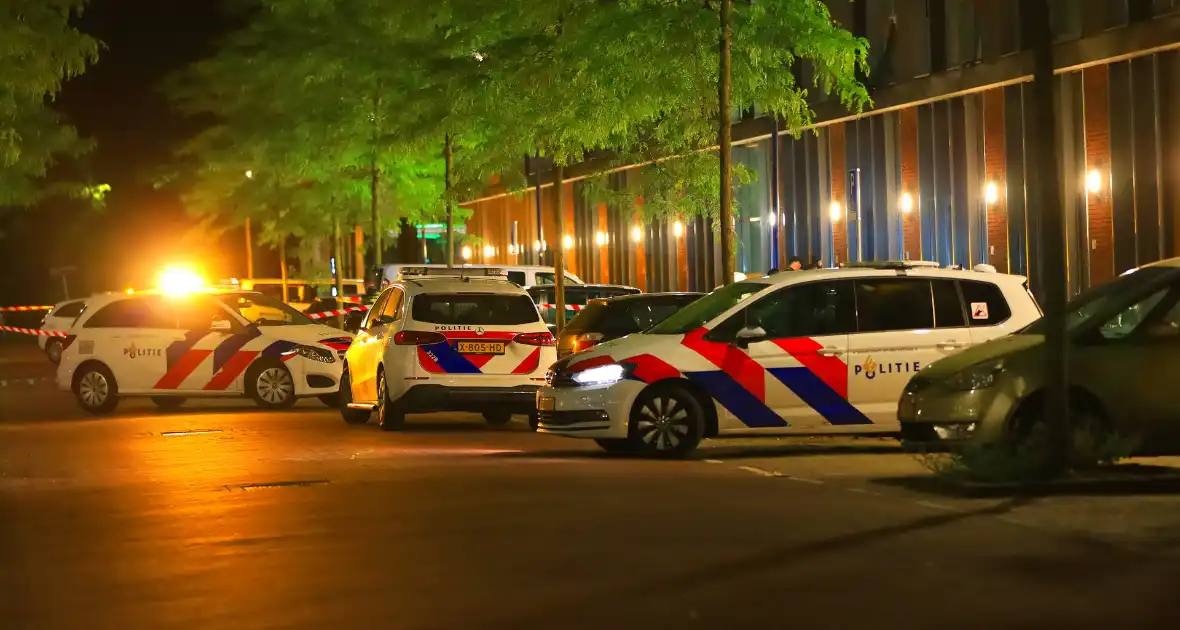 Schietincident laat kogelinslagen achter op flatgebouw - Foto 1