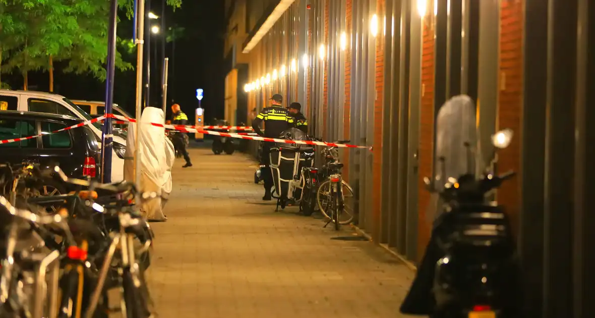 Schietincident laat kogelinslagen achter op flatgebouw - Foto 2