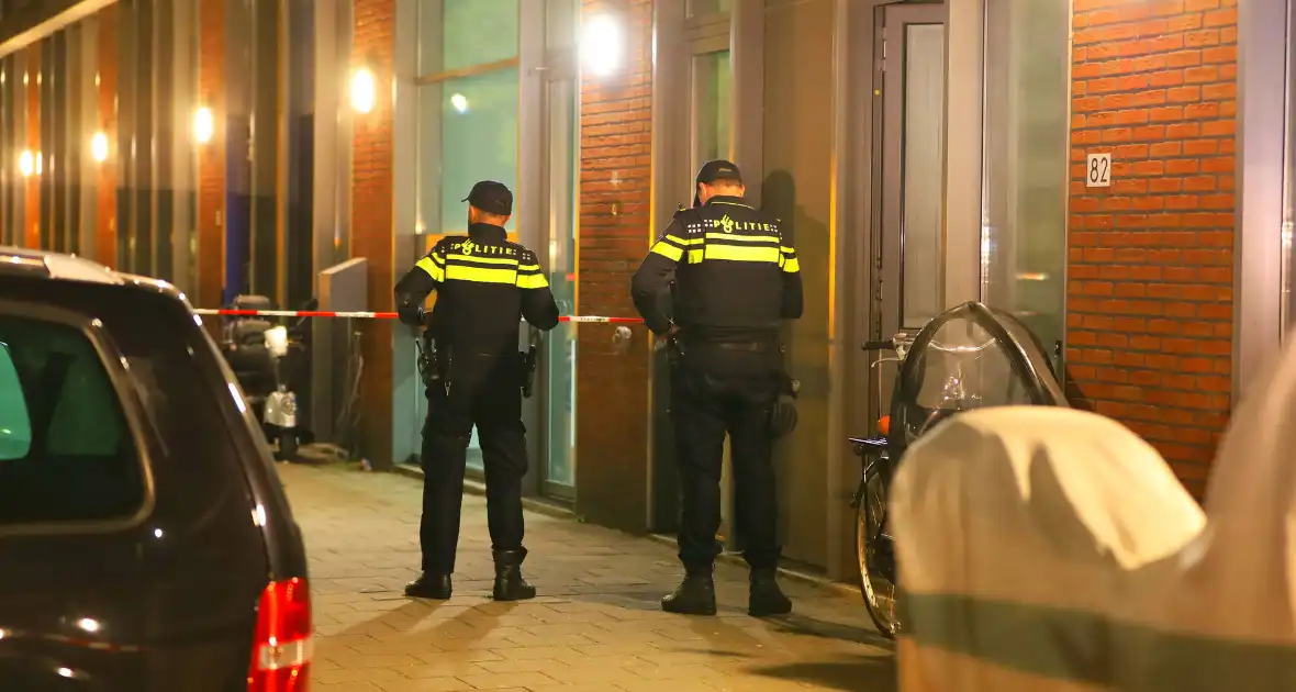 Schietincident laat kogelinslagen achter op flatgebouw - Foto 3