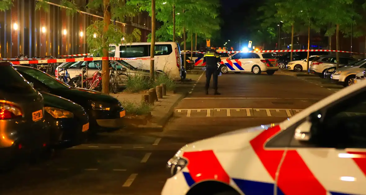Schietincident laat kogelinslagen achter op flatgebouw - Foto 5