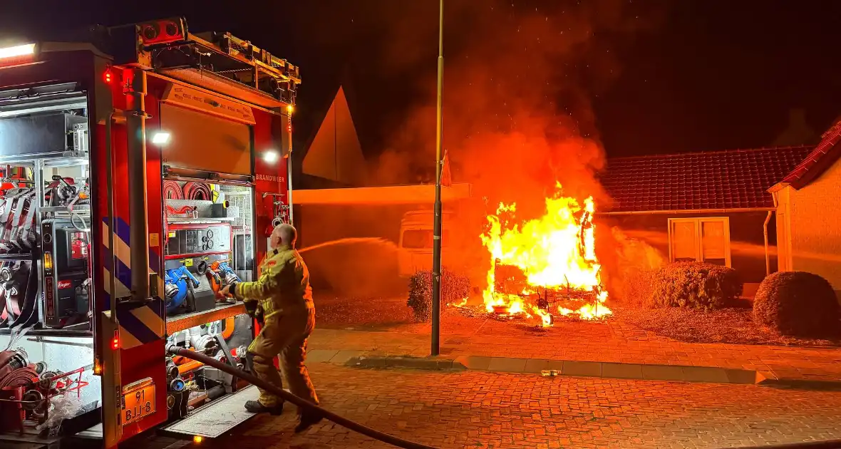 Caravan in lichterlaaie, brandweer voorkomt overslag