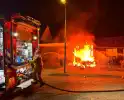 Caravan in lichterlaaie, brandweer voorkomt overslag