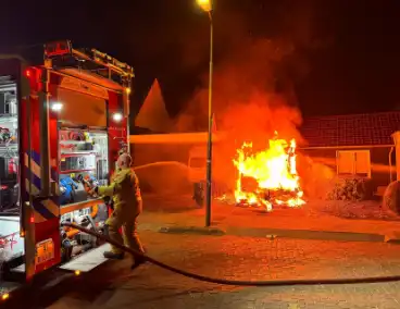 Caravan in lichterlaaie, brandweer voorkomt overslag