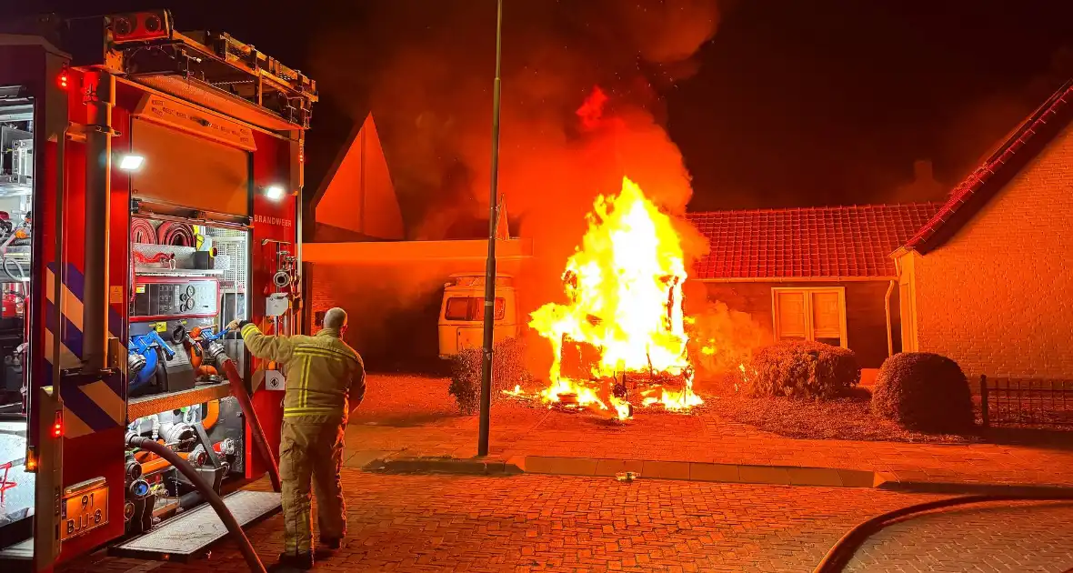 Caravan in lichterlaaie, brandweer voorkomt overslag - Foto 1
