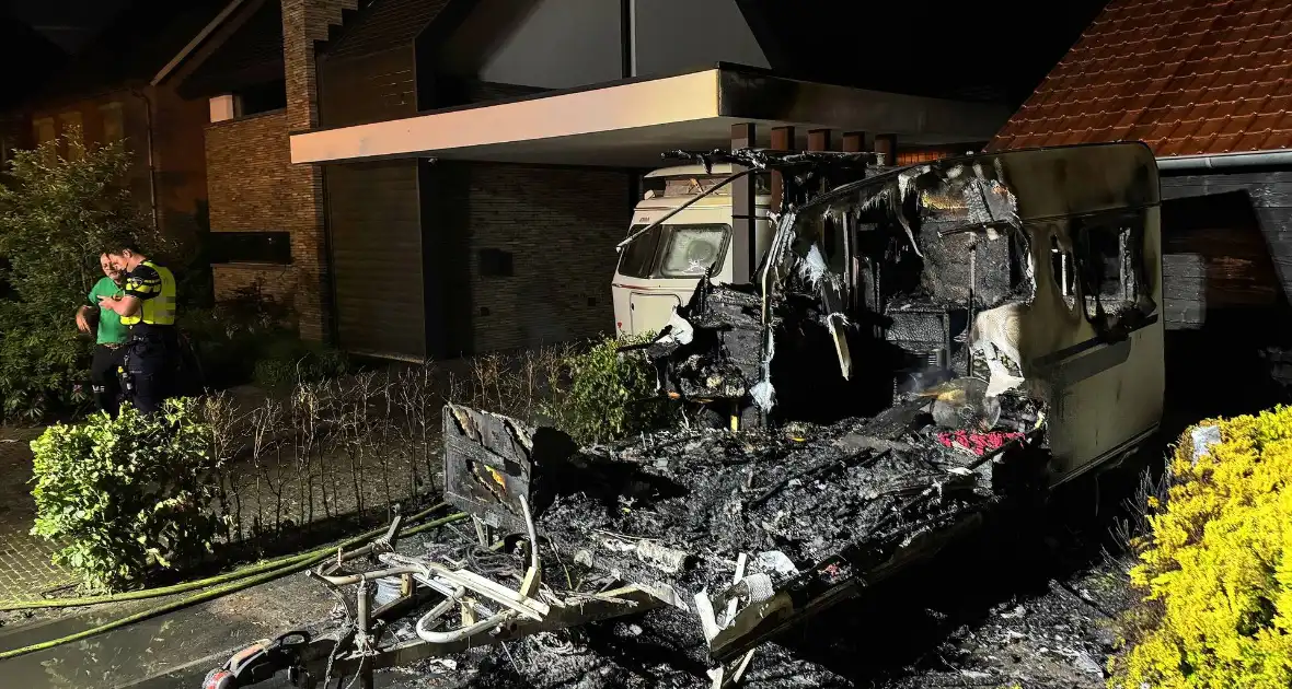 Caravan in lichterlaaie, brandweer voorkomt overslag - Foto 10