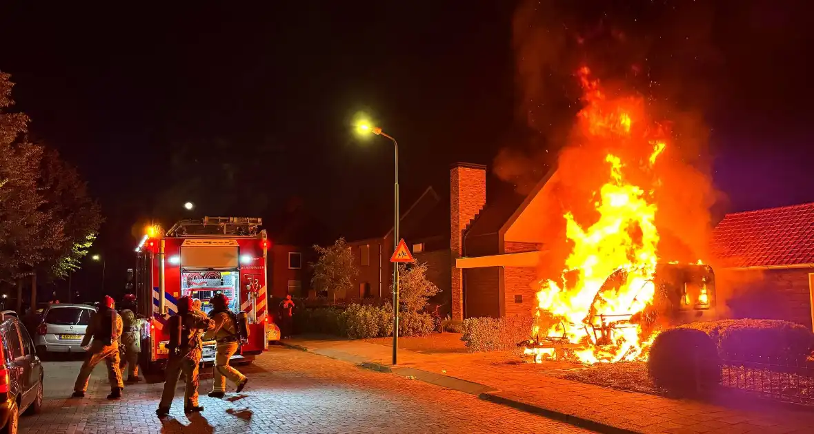 Caravan in lichterlaaie, brandweer voorkomt overslag - Foto 11
