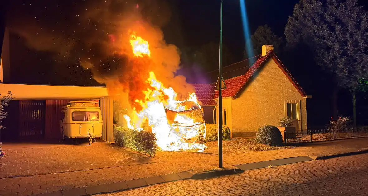 Caravan in lichterlaaie, brandweer voorkomt overslag - Foto 12