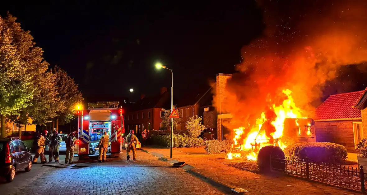 Caravan in lichterlaaie, brandweer voorkomt overslag - Foto 13