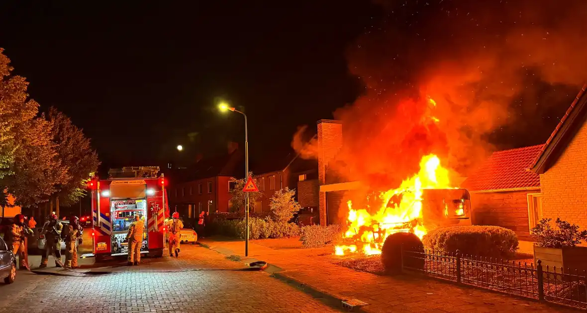 Caravan in lichterlaaie, brandweer voorkomt overslag - Foto 2