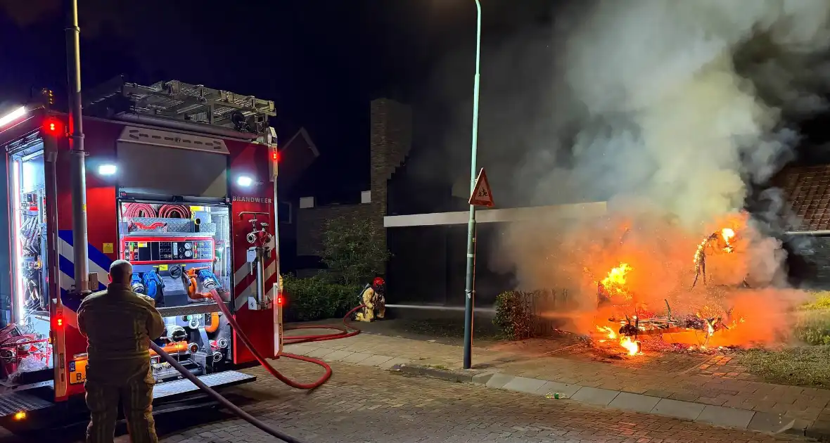 Caravan in lichterlaaie, brandweer voorkomt overslag - Foto 3