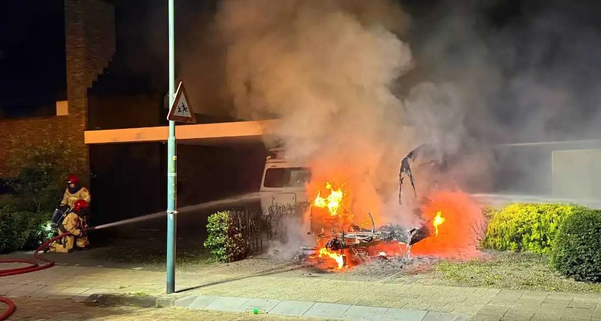 Caravan in lichterlaaie, brandweer voorkomt overslag - Foto 4