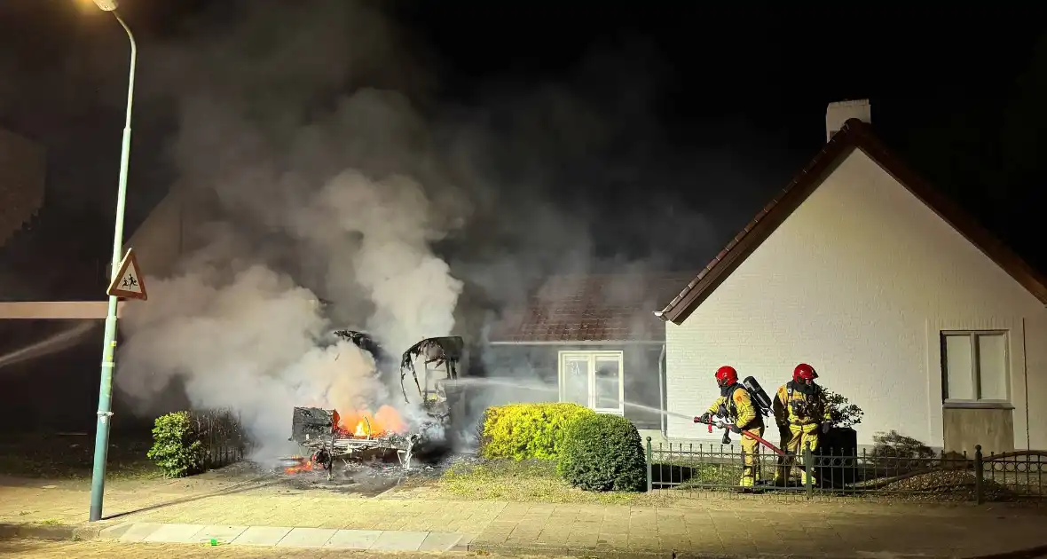 Caravan in lichterlaaie, brandweer voorkomt overslag - Foto 5